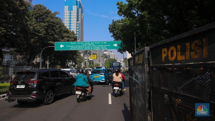 Suasana pengalihan arus lalu-lintas jelang Aksi Damai Peringatan Hari Tani Nasional di Kawasan Patung Kuda, Jakarta, Rabu (24/9/2025). (CNBC Indonesia/Faisal Rahman)