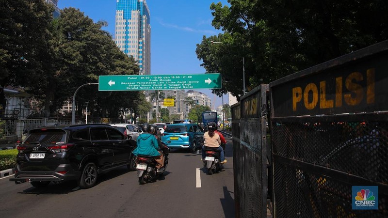 Suasana pengalihan arus lalu-lintas jelang Aksi Damai Peringatan Hari Tani Nasional di Kawasan Patung Kuda, Jakarta, Rabu (24/9/2025). (CNBC Indonesia/Faisal Rahman)
