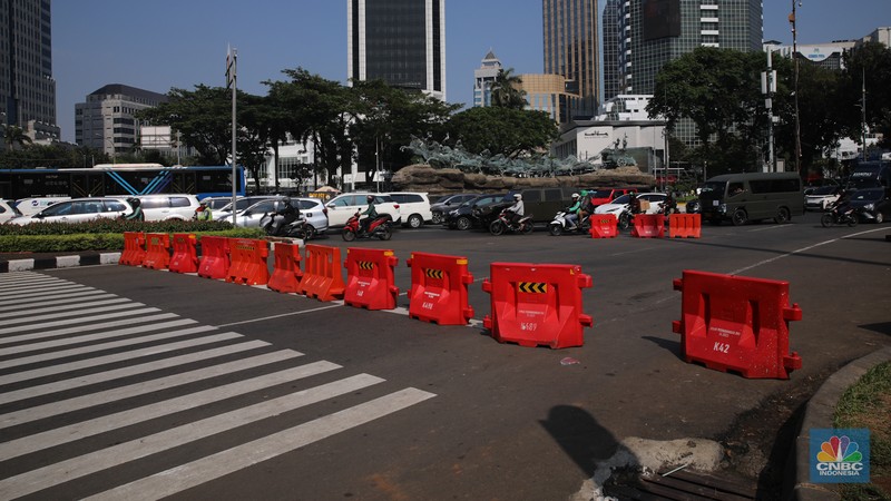Suasana pengalihan arus lalu-lintas jelang Aksi Damai Peringatan Hari Tani Nasional di Kawasan Patung Kuda, Jakarta, Rabu (24/9/2025). (CNBC Indonesia/Faisal Rahman)