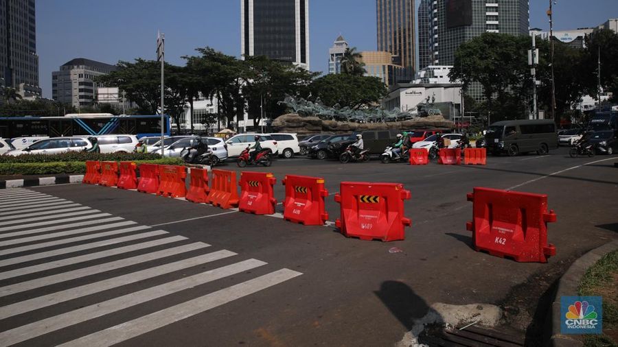 Suasana pengalihan arus lalu-lintas jelang Aksi Damai Peringatan Hari Tani Nasional di Kawasan Patung Kuda, Jakarta, Rabu (24/9/2025). (CNBC Indonesia/Faisal Rahman)