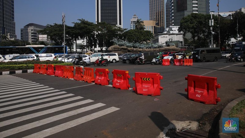 Suasana pengalihan arus lalu-lintas jelang Aksi Damai Peringatan Hari Tani Nasional di Kawasan Patung Kuda, Jakarta, Rabu (24/9/2025). (CNBC Indonesia/Faisal Rahman)