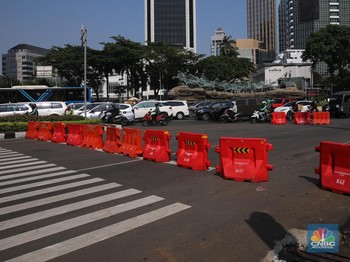 Suasana pengalihan arus lalu-lintas jelang Aksi Damai Peringatan Hari Tani Nasional di Kawasan Patung Kuda, Jakarta, Rabu (24/9/2025).(CNBC Indonesia/Faisal Rahman)