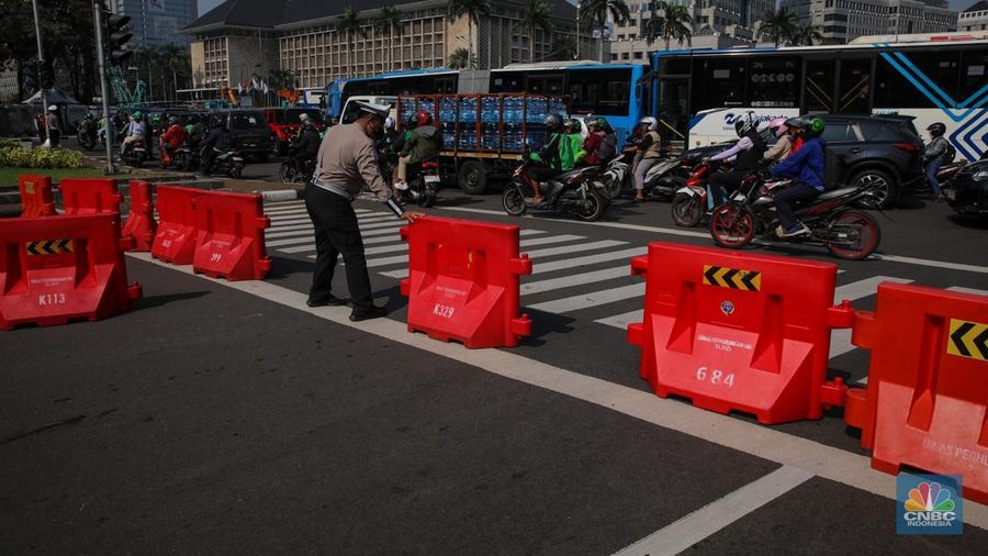 Suasana pengalihan arus lalu-lintas jelang Aksi Damai Peringatan Hari Tani Nasional di Kawasan Patung Kuda, Jakarta, Rabu (24/9/2025). (CNBC Indonesia/Faisal Rahman)