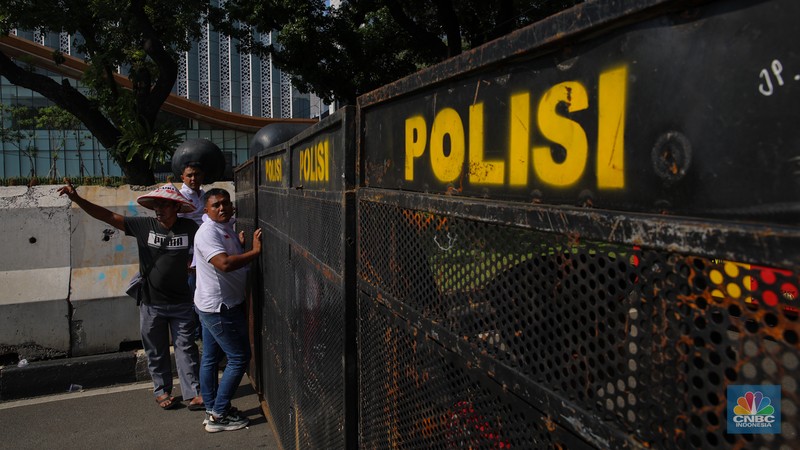 Suasana pengalihan arus lalu-lintas jelang Aksi Damai Peringatan Hari Tani Nasional di Kawasan Patung Kuda, Jakarta, Rabu (24/9/2025). (CNBC Indonesia/Faisal Rahman)
