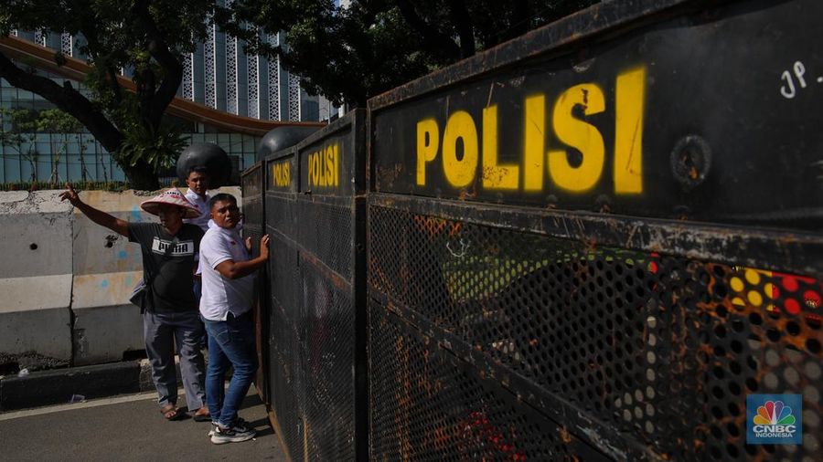 Suasana pengalihan arus lalu-lintas jelang Aksi Damai Peringatan Hari Tani Nasional di Kawasan Patung Kuda, Jakarta, Rabu (24/9/2025). (CNBC Indonesia/Faisal Rahman)