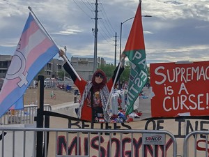 Heboh, Transgender Berhijab Bawa Bendera Palestina di Pemakaman Charlie Kirk