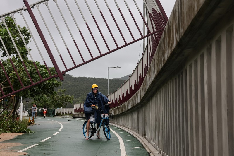 Topan Super Ragasa, siklon tropis terkuat di dunia tahun ini, menerjang Hong Kong, Rabu (24/9/2025). Topan Super Ragasa, siklon tropis terkuat di dunia tahun ini, menerjang Hong Kong, Rabu (24/9/2025). (REUTERS/Tyrone Siu)