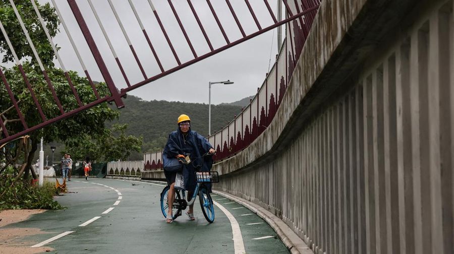 Topan Super Ragasa, siklon tropis terkuat di dunia tahun ini, menerjang Hong Kong, Rabu (24/9/2025). (REUTERS/Tyrone Siu)