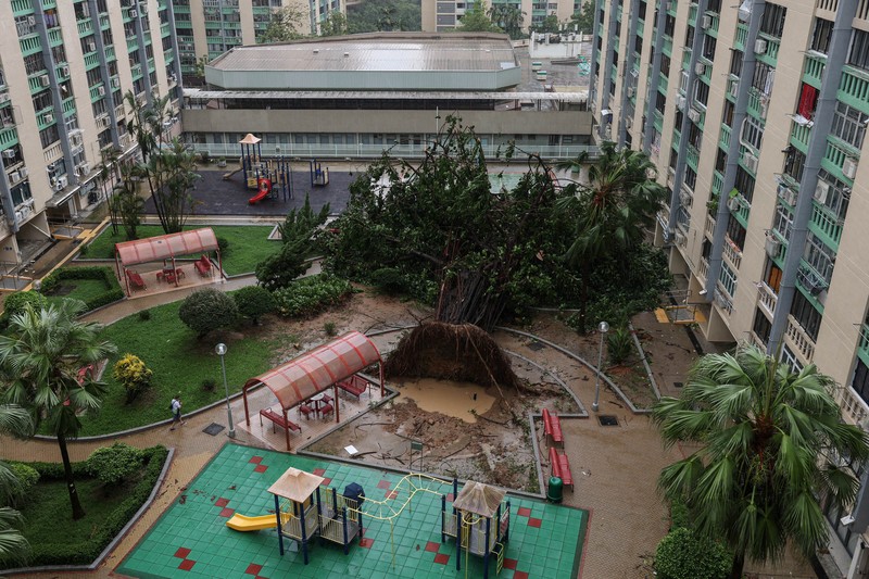 Topan Super Ragasa, siklon tropis terkuat di dunia tahun ini, menerjang Hong Kong, Rabu (24/9/2025). Topan Super Ragasa, siklon tropis terkuat di dunia tahun ini, menerjang Hong Kong, Rabu (24/9/2025). (REUTERS/Tyrone Siu)