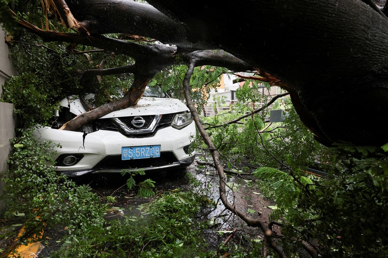 Topan Super Ragasa, siklon tropis terkuat di dunia tahun ini, menerjang Hong Kong, Rabu (24/9/2025). (REUTERS/Tyrone Siu)