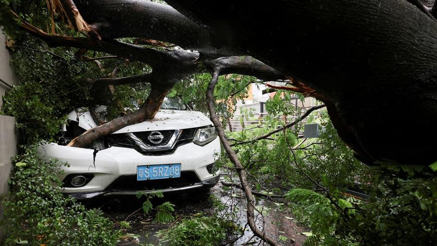 Topan Super Ragasa, siklon tropis terkuat di dunia tahun ini, menerjang Hong Kong, Rabu (24/9/2025). (REUTERS/Tyrone Siu)