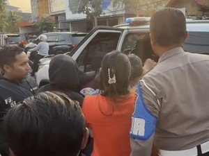 Kisah Heroik Polantas Polda Jatim Bantu Ibu Lahiran Saat Kawal Gubernur
