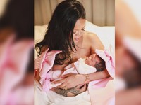 Lahiran Anak ke-3, Rihanna Pakai Kalung Ratusan Juta Inisial Putrinya