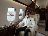 Hasil Gemini AI membuat gambar Miliarder di Dalam Jet Pribadi. (Gemini AI)