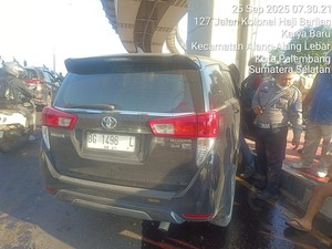 Kabur Usai Tabrak Pejalan Kaki, Innova Hitam di Palembang Tabrak Tiang LRT