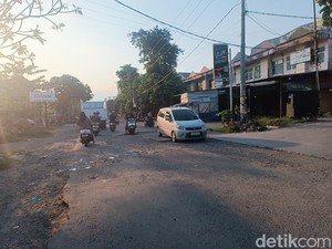 Warga Ngeluh Jalan Wakul-Ketejer Rusak Parah di Lombok Tengah