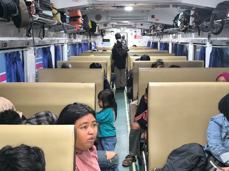 Kursi kereta api kelas ekonomi yang masih menggunakan kursi tegak. (Dok. KAI)