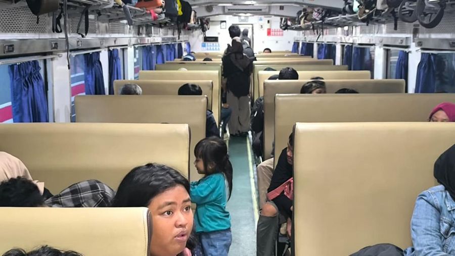 Kursi kereta api kelas ekonomi yang masih menggunakan kursi tegak. (Dok. KAI)
