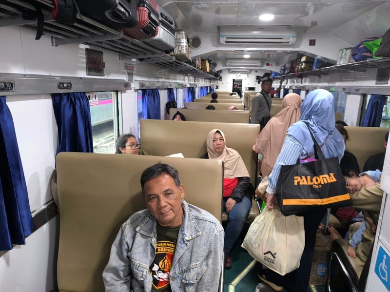 Kursi kereta api kelas ekonomi yang masih menggunakan kursi tegak. Kursi kereta api kelas ekonomi yang masih menggunakan kursi tegak. (Dok. KAI)