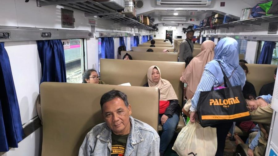 Kursi kereta api kelas ekonomi yang masih menggunakan kursi tegak. (Dok. KAI)