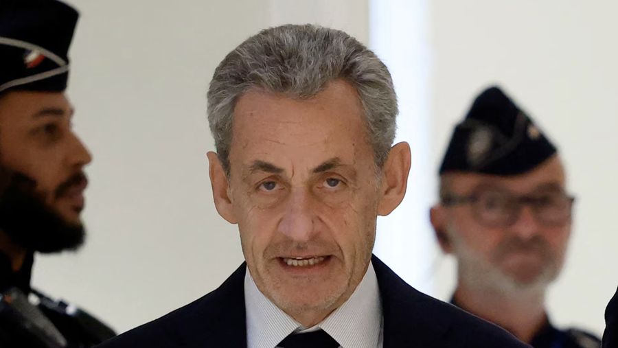Mantan Presiden Prancis Nicolas Sarkozy tiba untuk mendengarkan putusan dalam persidangannya bersama para terdakwa lainnya atas tuduhan korupsi dan pendanaan ilegal kampanye pemilu terkait dugaan pendanaan Libya untuk pencalonan presidennya yang sukses pada tahun 2007, di gedung pengadilan di Paris, Prancis, 25 September 2025. (REUTERS/Stephanie Lecocq Purchase Licensing Rights)