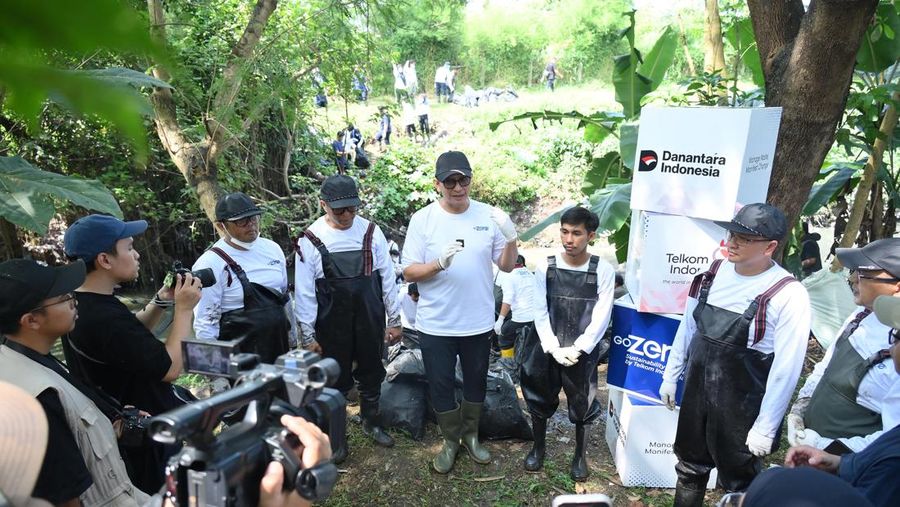 Melalui Telkom Regional II Banten, Jabotabek, dan Jawa Barat, komitmen tersebut diimplementasikan dengan aksi bersih-bersih sungai di sungai Cioray, Bandung dalam rangkaian program GoZero%. Kegiatan ini juga dalam rangka memperingati World Clean Up Day (20/9) dan Hari Sungai Sedunia (22/9). (Dok. Telkom via Detikcom)