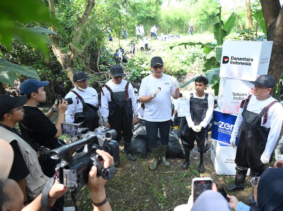 Telkom Indonesia dan Pandawara Bersihkan Sungai Cioray Demi Ekosistem Digital Hijau