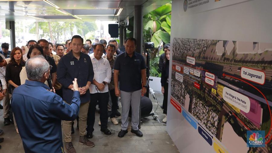 Menteri Koordinator Bidang Infrastruktur dan Pembangunan Kewilayahan (Menko AHY) Agus Harimurti Yudhoyono (kedua kanan) didampingi (kiri-kanan) Managing Director (MD) Business 3 Danantara Febriany Eddy, Direktur Utama PT Jasa Marga (Persero) Tbk, Rivan A Purwantono, Wakil Menteri PU RI, Diana Kusumastuti, dan Wamenhub RI,Suntana dalam Peresmian tempat istirahat pengembangan KM 05 Jagorawi dengan kosep toll corridor development Travoy Hub di Kawasan Travoy Hub TMII, Jakarta, Kamis, (25/9/2025). (CNBC Indonesia/Muhammad Sabki)