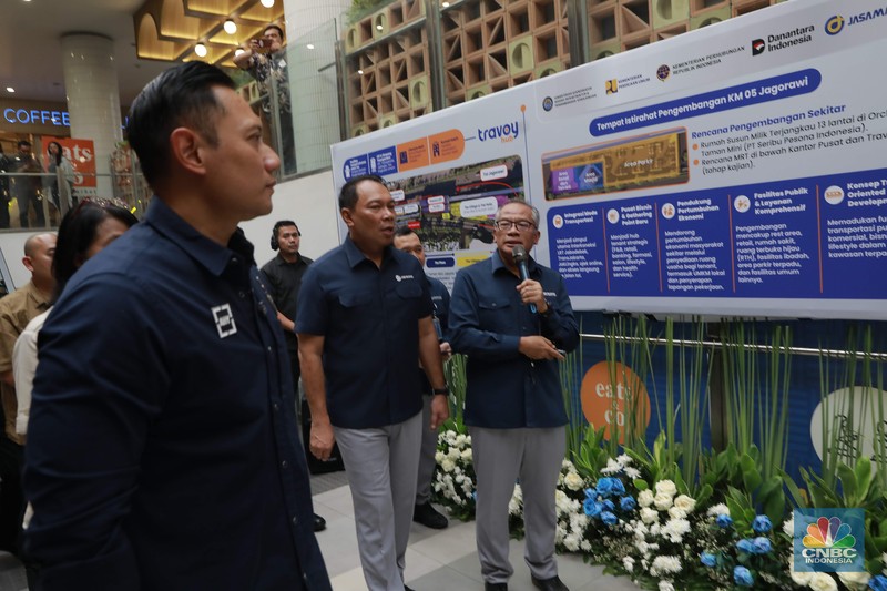 Menteri Koordinator Bidang Infrastruktur dan Pembangunan Kewilayahan (Menko AHY) Agus Harimurti Yudhoyono (kedua kanan) didampingi (kiri-kanan) Managing Director (MD) Business 3 Danantara Febriany Eddy, Direktur Utama PT Jasa Marga (Persero) Tbk, Rivan A Purwantono, Wakil Menteri PU RI, Diana Kusumastuti, dan Wamenhub RI,Suntana dalam Peresmian tempat istirahat pengembangan KM 05 Jagorawi dengan kosep toll corridor development Travoy Hub di Kawasan Travoy Hub TMII, Jakarta, Kamis, (25/9/2025). (CNBC Indonesia/Muhammad Sabki)