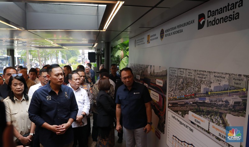 Warga melintas di Kawasan Travoy Hub, Tempat Istirahat Pengembangan (TIP) terpadu di Stasiun LRT Taman Mini dan KM 05 Tol Jagorawi, Kamis, (25/9/2025). (CNBC Indonesia/Muhammad Sabki)