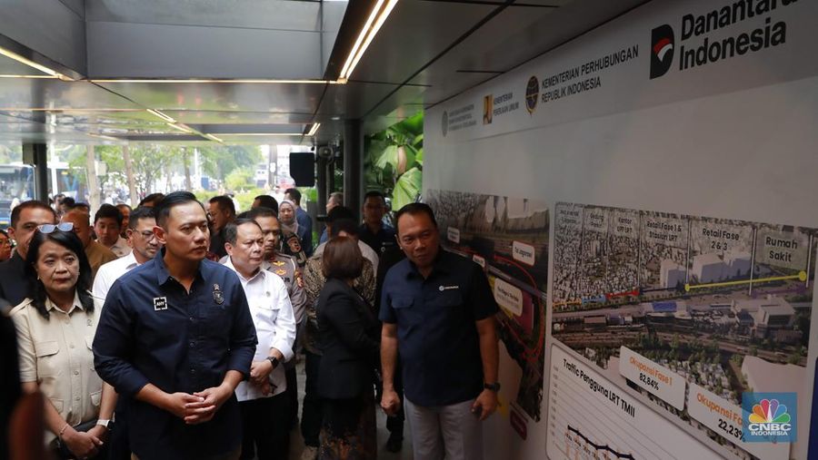 Warga melintas di Kawasan Travoy Hub, Tempat Istirahat Pengembangan (TIP) terpadu di Stasiun LRT Taman Mini dan KM 05 Tol Jagorawi, Kamis, (25/9/2025). (CNBC Indonesia/Muhammad Sabki)