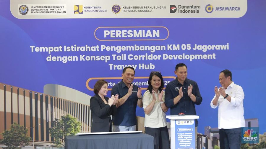 Warga melintas di Kawasan Travoy Hub, Tempat Istirahat Pengembangan (TIP) terpadu di Stasiun LRT Taman Mini dan KM 05 Tol Jagorawi, Kamis, (25/9/2025). (CNBC Indonesia/Muhammad Sabki)
