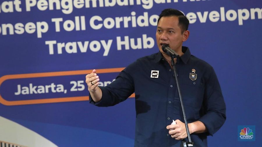 Menteri Koordinator Bidang Infrastruktur dan Pembangunan Kewilayahan (Menko AHY) Agus Harimurti Yudhoyono memberi sambutan dalam acara Peresmian tempat istirahat pengembangan KM 05 Jagorawi  dengan kosep toll corridor development Travoy Hub di Kawasan Travoy Hub TMII, Jakarta, Kamis, (25/9/2025). (CNBC Indonesia/Muhammad Sabki)