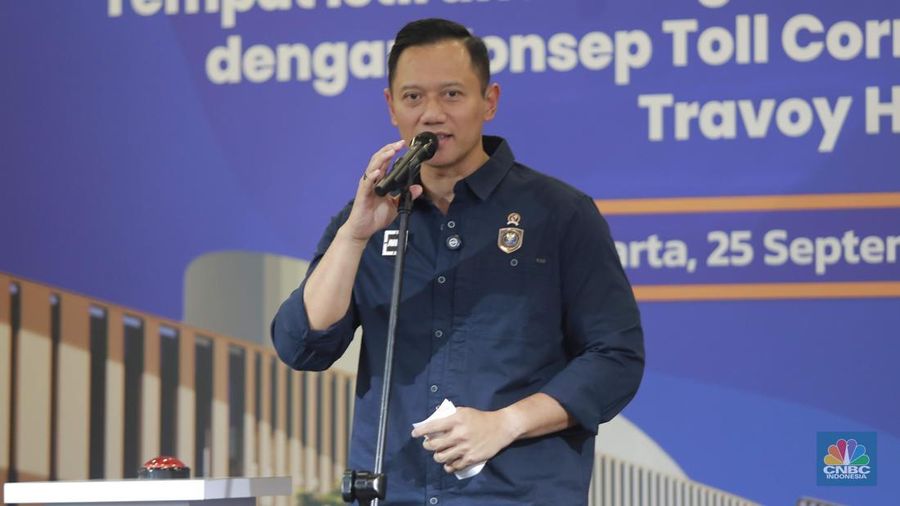 Menteri Koordinator Bidang Infrastruktur dan Pembangunan Kewilayahan (Menko AHY) Agus Harimurti Yudhoyono memberi sambutan dalam acara Peresmian tempat istirahat pengembangan KM 05 Jagorawi dengan kosep toll corridor development Travoy Hub di Kawasan Travoy Hub TMII, Jakarta, Kamis, (25/9/2025). (CNBC Indonesia/Muhammad Sabki)