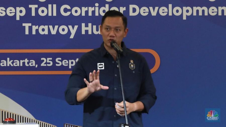 Menteri Koordinator Bidang Infrastruktur dan Pembangunan Kewilayahan (Menko AHY) Agus Harimurti Yudhoyono memberi sambutan dalam acara Peresmian tempat istirahat pengembangan KM 05 Jagorawi  dengan kosep toll corridor development Travoy Hub di Kawasan Travoy Hub TMII, Jakarta, Kamis, (25/9/2025). (CNBC Indonesia/Muhammad Sabki)