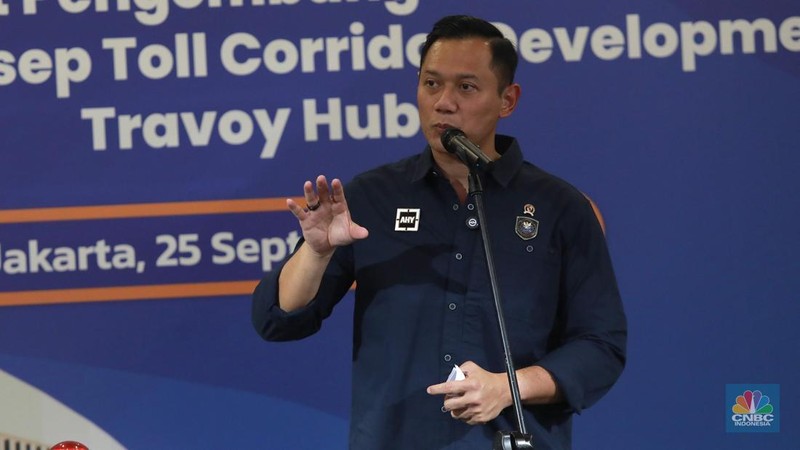 Menteri Koordinator Bidang Infrastruktur dan Pembangunan Kewilayahan (Menko AHY) Agus Harimurti Yudhoyono (kedua kanan) didampingi (kiri-kanan) Managing Director (MD) Business 3 Danantara Febriany Eddy, Direktur Utama PT Jasa Marga (Persero) Tbk, Rivan A Purwantono, Wakil Menteri PU RI, Diana Kusumastuti, dan Wamenhub RI,Suntana dalam Peresmian tempat istirahat pengembangan KM 05 Jagorawi dengan kosep toll corridor development Travoy Hub di Kawasan Travoy Hub TMII, Jakarta, Kamis, (25/9/2025). (CNBC Indonesia/Muhammad Sabki)
