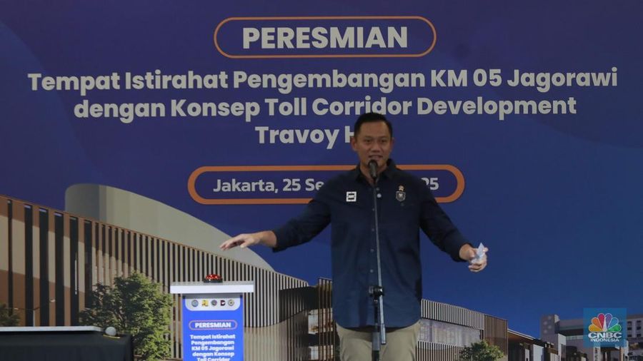 Menteri Koordinator Bidang Infrastruktur dan Pembangunan Kewilayahan (Menko AHY) Agus Harimurti Yudhoyono memberi sambutan dalam acara Peresmian tempat istirahat pengembangan KM 05 Jagorawi  dengan kosep toll corridor development Travoy Hub di Kawasan Travoy Hub TMII, Jakarta, Kamis, (25/9/2025). (CNBC Indonesia/Muhammad Sabki)