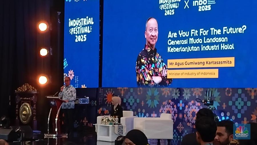 Menteri Perindustrian Agus Gumiwang Kartasasmita dalam acara Indonesia Halal Industry Awards (IHYA) IHYA 2025, Kamis (25/9/2025). (CNBC Indonesia/Ferry Sandi)