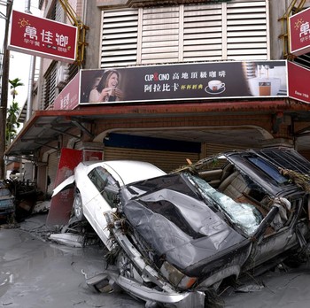 Air Bah Maut Sapu Tetangga RI: 14 Tewas, Puluhan Orang Masih Hilang