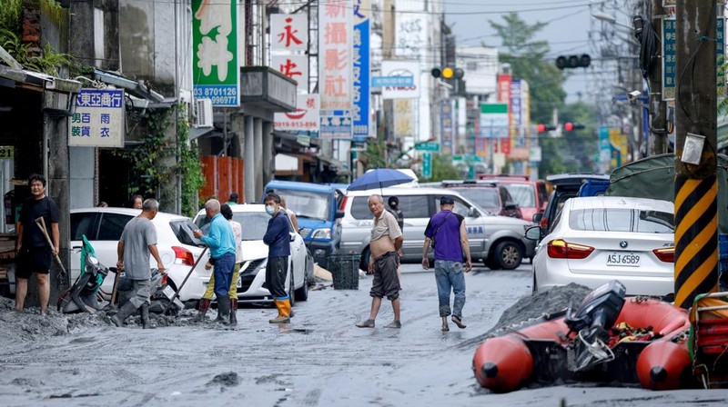 Pemandangan drone menunjukkan bangunan dan ladang terendam banjir saat danau penghalang runtuh akibat hujan lebat, di kotapraja Guangfu, Kabupaten Hualien, Taiwan, 24 September 2025 dalam tangkapan layar yang diperoleh dari video. (The Warthog Air Squadron/via REUTERS)