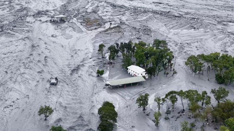 Pemandangan drone menunjukkan bangunan dan ladang terendam banjir saat danau penghalang runtuh akibat hujan lebat, di kotapraja Guangfu, Kabupaten Hualien, Taiwan, 24 September 2025 dalam tangkapan layar yang diperoleh dari video. (The Warthog Air Squadron/via REUTERS)