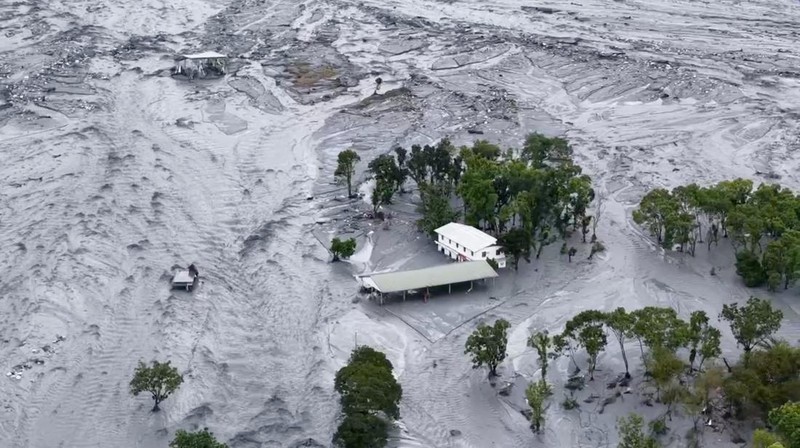 Pemandangan drone menunjukkan bangunan dan ladang terendam banjir saat danau penghalang runtuh akibat hujan lebat, di kotapraja Guangfu, Kabupaten Hualien, Taiwan, 24 September 2025 dalam tangkapan layar yang diperoleh dari video. (The Warthog Air Squadron/via REUTERS)