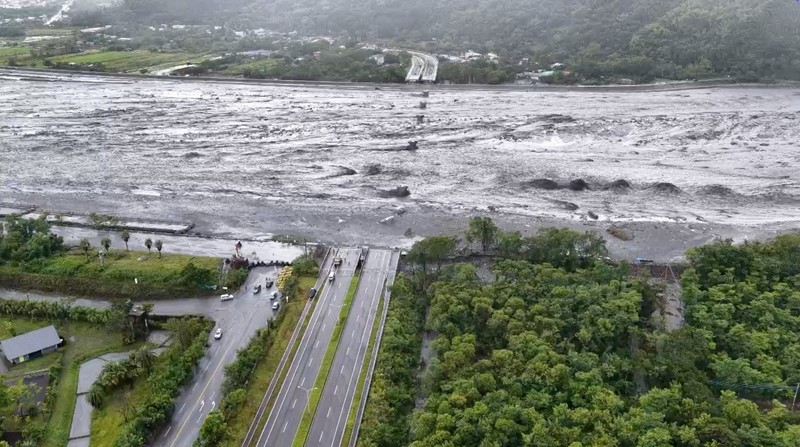 Pemandangan drone menunjukkan bangunan dan ladang terendam banjir saat danau penghalang runtuh akibat hujan lebat, di kotapraja Guangfu, Kabupaten Hualien, Taiwan, 24 September 2025 dalam tangkapan layar yang diperoleh dari video. (The Warthog Air Squadron/via REUTERS)