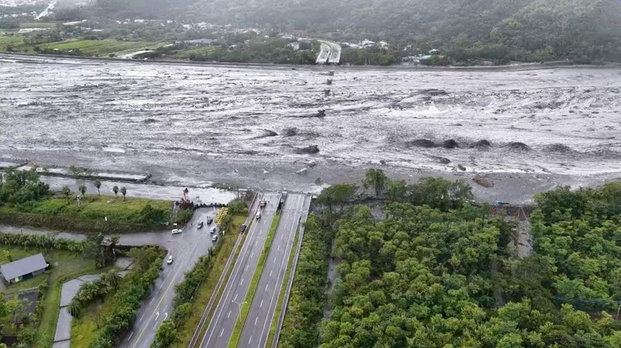 Pemandangan drone menunjukkan bangunan dan ladang terendam banjir saat danau penghalang runtuh akibat hujan lebat, di kotapraja Guangfu, Kabupaten Hualien, Taiwan, 24 September 2025 dalam tangkapan layar yang diperoleh dari video. (The Warthog Air Squadron/via REUTERS)