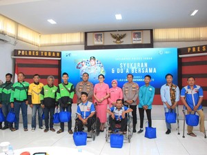HUT Lalu Lintas ke-70, Satlantas Tuban Beri Bingkisan ke Ojol-Disabilitas