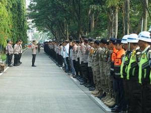 Ribuan Personel Polisi Dikerahkan Kawal Demo Buruh di Pemkab Bekasi