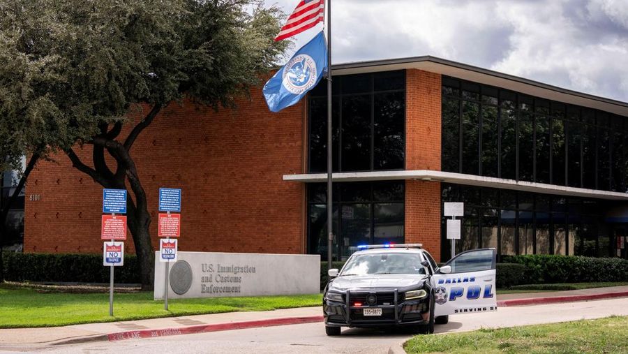 Personel penegak hukum merespons di lokasi penembakan di kantor lapangan Imigrasi dan Penegakan Bea Cukai (ICE) di Dallas, Texas, AS, 24 September 2025. (REUTERS/Jeffrey McWhorter)