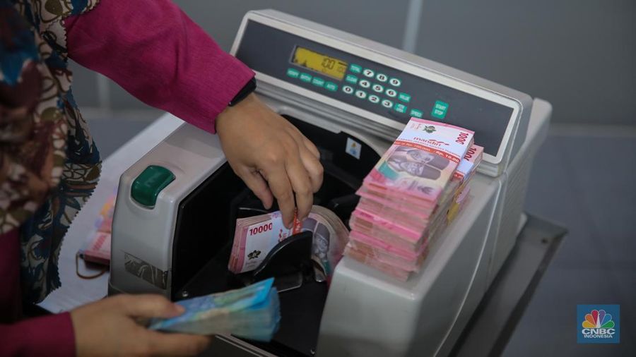 Petugas menjunjukkan mata uang Dolar Amerika Serikat (AS) dan Rupiah di VIP Money Changer, Jakarta, Kamis (25/9/2025). (CNBC Indonesia/Faisal Rahman)