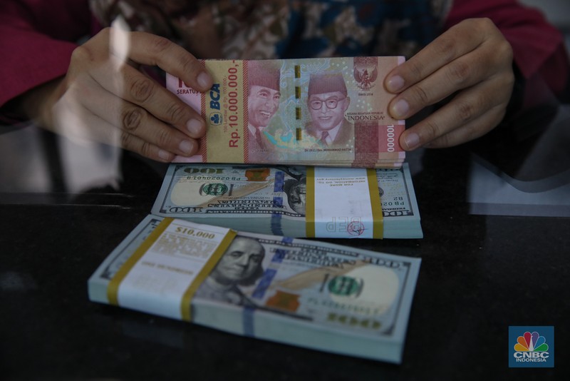 Petugas menjunjukkan mata uang Dolar Singapura di VIP Money Changer, Jakarta, Kamis (25/9/2025). Petugas menjunjukkan mata uang Dolar Singapura di VIP Money Changer, Jakarta, Kamis (25/9/2025). (CNBC Indonesia/Faisal Rahman)