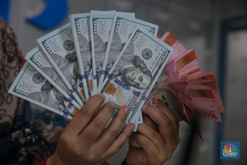 Petugas menjunjukkan mata uang Dolar Singapura di VIP Money Changer, Jakarta, Kamis (25/9/2025). Petugas menjunjukkan mata uang Dolar Singapura di VIP Money Changer, Jakarta, Kamis (25/9/2025). (CNBC Indonesia/Faisal Rahman)